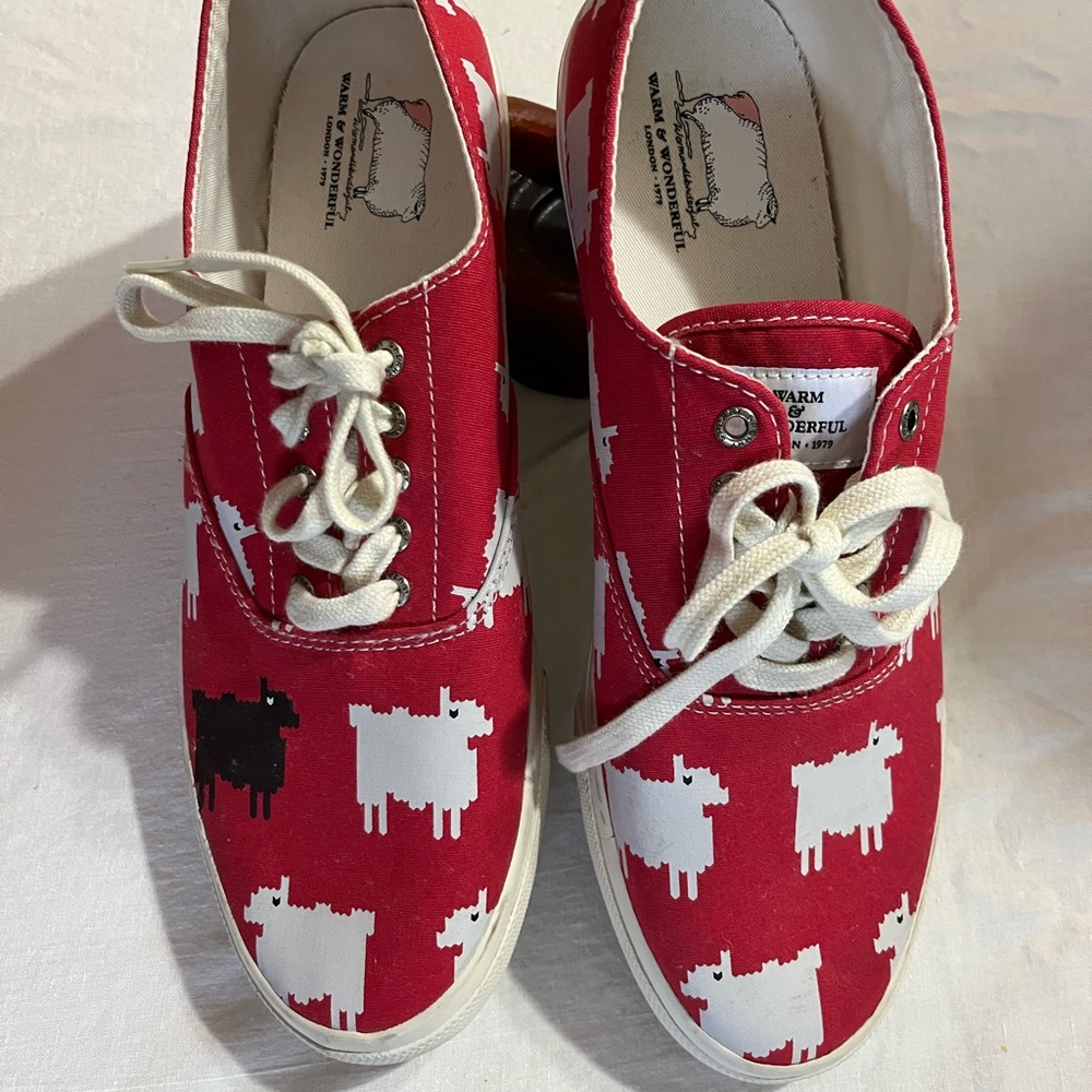 Sperry Red and White Boat Shoes with Sheep Design ÑWOT - Picture 3 of 6